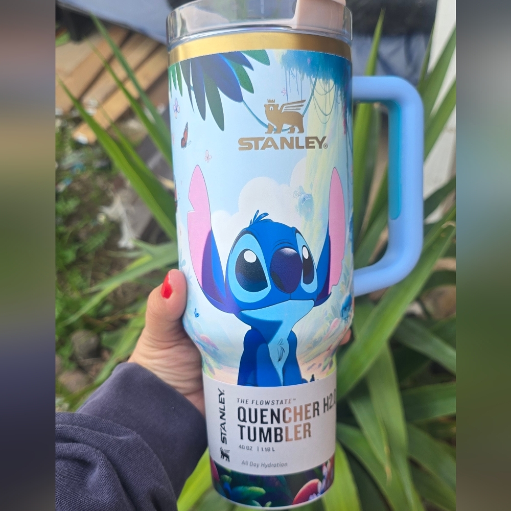 Stanley Quencher H2.0 Tumbler with Stitch Design